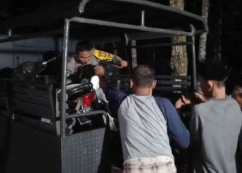 Petugas Kepolisian di Bantu Warga Mengamankan kendaraan yang terlibat kecelakaan di pajangan Bantul