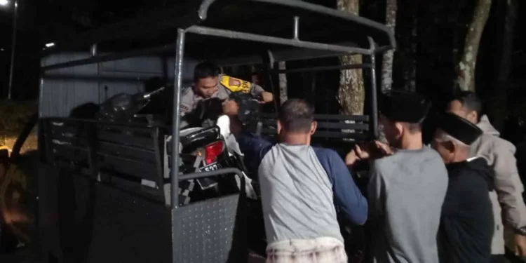 Petugas Kepolisian di Bantu Warga Mengamankan kendaraan yang terlibat kecelakaan di pajangan Bantul