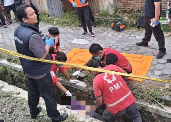 Petugas PMI Kabupaten Bantul bersama aparat kepolisian melakukan evakuasi korban kecelakaan tertemper kereta api di perlintasan rel Dusun Tegal Ijo, Ngestiharjo, Kasihan, Bantul, Selasa (27/1/2026). Korban ditemukan dalam kondisi tidak bernyawa dan langsung ditangani petugas medis untuk proses identifikasi serta evakuasi lanjutan.