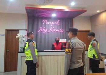 Petugas Polsek Depok Timur melakukan pengecekan dan klarifikasi di salah satu rumah makan di wilayah Condongcatur, Depok, Sleman, terkait informasi dugaan keributan yang beredar di media sosial, Kamis (1/1/2026).