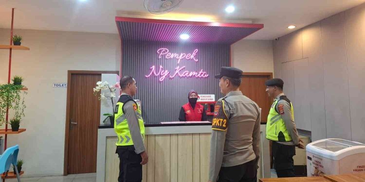 Petugas Polsek Depok Timur melakukan pengecekan dan klarifikasi di salah satu rumah makan di wilayah Condongcatur, Depok, Sleman, terkait informasi dugaan keributan yang beredar di media sosial, Kamis (1/1/2026).