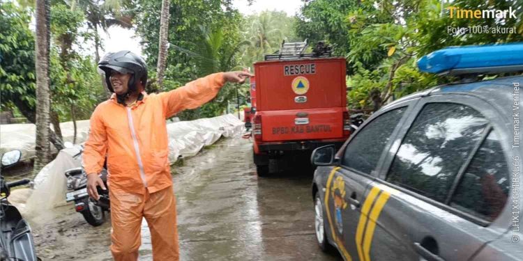 Petugas gabungan melakukan penanganan di lokasi kejadian kebakaran gudang kayu di Srabahan, Srigading, Sanden, Bantul, Jumat (9/1/2026) pukul 09.42 WIB, guna memastikan situasi aman dan terkendali.