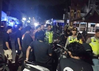 Petugas kepolisian berjaga dan melakukan pengamanan di lokasi keributan antara warga Karanggayam dan rombongan pengendara sepeda motor di Jalan Sitimulyo–Segoroyoso, Piyungan, Bantul, Kamis (1/1/2026) dini hari.