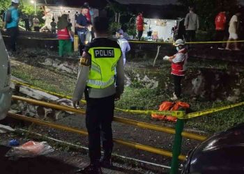 Petugas kepolisian bersama PMI dan relawan melakukan olah tempat kejadian perkara (TKP) di lokasi insiden tertemper kereta api di wilayah Banguntapan, Bantul, Senin (26/1/2026) malam. Kejadian tersebut menyebabkan seorang pejalan kaki meninggal dunia dan langsung ditangani oleh petugas gabungan.