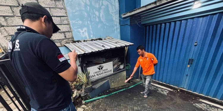 Petugas kepolisian bersama saksi melakukan olah tempat kejadian perkara (TKP) di lokasi kecelakaan kerja KSP CU Tyas Manunggal, Sumbermulyo, Bambanglipuro, Bantul, Sabtu (17/1/2026). Seorang pekerja dilaporkan meninggal dunia setelah tersengat arus listrik dan terjatuh dari ketinggian saat memasang kanopi.
