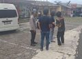 Petugas kepolisian bersama sejumlah saksi berada di lokasi kejadian penganiayaan di depan Resto Bukit Indah, Dusun Plesedan, Srimulyo, Piyungan, Bantul, Jumat (16/1/2026). Polisi melakukan pengecekan tempat kejadian perkara (TKP) serta mengumpulkan keterangan saksi terkait insiden penganiayaan yang menimpa dua pelajar oleh orang tidak dikenal.