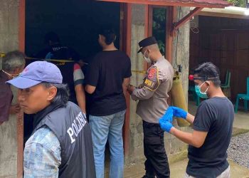Petugas kepolisian bersama tenaga medis dan warga melakukan pemeriksaan di lokasi penemuan seorang perempuan lansia yang ditemukan meninggal dunia di dalam rumahnya di wilayah Kokap, Kulon Progo, Rabu (28/1/2026).