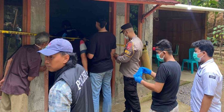 Petugas kepolisian bersama tenaga medis dan warga melakukan pemeriksaan di lokasi penemuan seorang perempuan lansia yang ditemukan meninggal dunia di dalam rumahnya di wilayah Kokap, Kulon Progo, Rabu (28/1/2026).