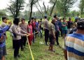 Petugas kepolisian bersama tim gabungan memasang garis polisi di lokasi penemuan mayat di kawasan Gumuk Pasir Parangtritis, Kretek, Bantul, Rabu (28/1/2026).