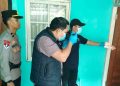 Petugas kepolisian bersama tim identifikasi melakukan olah tempat kejadian perkara (TKP) di rumah korban di Perum Trimulyo, Jetis, Bantul, Jumat (9/1/2026), terkait penemuan seorang pria yang ditemukan meninggal dunia di dalam rumah.