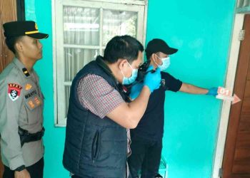 Petugas kepolisian bersama tim identifikasi melakukan olah tempat kejadian perkara (TKP) di rumah korban di Perum Trimulyo, Jetis, Bantul, Jumat (9/1/2026), terkait penemuan seorang pria yang ditemukan meninggal dunia di dalam rumah.