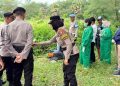 Petugas kepolisian bersama tim medis dan Inafis melakukan pemeriksaan serta olah tempat kejadian perkara (TKP) di lokasi penemuan mayat di kawasan Gumuk Pasir Parangtritis, Kretek, Bantul. Proses penanganan melibatkan unsur kepolisian, tenaga kesehatan, dan instansi terkait untuk memastikan penyebab kematian korban.