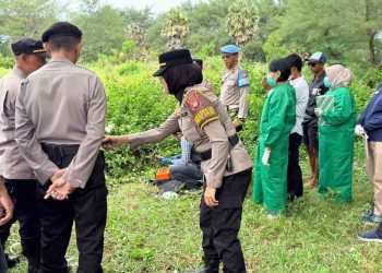 Petugas kepolisian bersama tim medis dan Inafis melakukan pemeriksaan serta olah tempat kejadian perkara (TKP) di lokasi penemuan mayat di kawasan Gumuk Pasir Parangtritis, Kretek, Bantul. Proses penanganan melibatkan unsur kepolisian, tenaga kesehatan, dan instansi terkait untuk memastikan penyebab kematian korban.