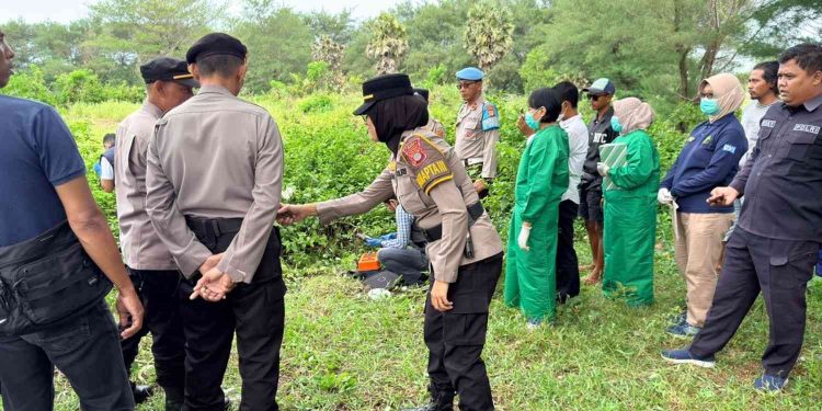 Petugas kepolisian bersama tim medis dan Inafis melakukan pemeriksaan serta olah tempat kejadian perkara (TKP) di lokasi penemuan mayat di kawasan Gumuk Pasir Parangtritis, Kretek, Bantul. Proses penanganan melibatkan unsur kepolisian, tenaga kesehatan, dan instansi terkait untuk memastikan penyebab kematian korban.