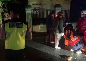 Petugas kepolisian bersama tim medis dan relawan melakukan penanganan serta evakuasi korban kecelakaan lalu lintas di Jalan Kebonagung, Gamping, Sleman, Selasa (27/1/2026) malam.