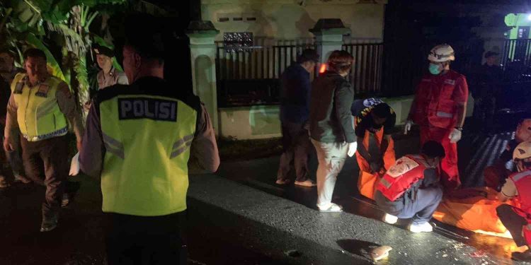 Petugas kepolisian bersama tim medis dan relawan melakukan penanganan serta evakuasi korban kecelakaan lalu lintas di Jalan Kebonagung, Gamping, Sleman, Selasa (27/1/2026) malam.
