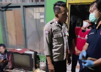 Petugas kepolisian bersama tim medis melakukan pengecekan di lokasi kejadian rumah warga di Cangkring, Sumberagung, Jetis, Bantul, Sabtu (24/1/2026) dini hari, terkait laporan dua orang meninggal dunia. Pemeriksaan dilakukan untuk memastikan kondisi korban dan mengamankan lokasi.