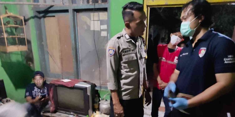 Petugas kepolisian bersama tim medis melakukan pengecekan di lokasi kejadian rumah warga di Cangkring, Sumberagung, Jetis, Bantul, Sabtu (24/1/2026) dini hari, terkait laporan dua orang meninggal dunia. Pemeriksaan dilakukan untuk memastikan kondisi korban dan mengamankan lokasi.