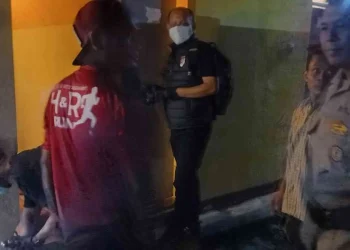 Petugas kepolisian bersama tim relawan dan warga melakukan pemeriksaan di lokasi penemuan seorang karyawan hotel yang meninggal dunia di kamar mandi mes karyawan Hotel R G, Jalan Mangkuyudan, Mantrijeron, Kota Yogyakarta, Kamis (15/1/2026) malam. Kejadian tersebut dilaporkan ke Polsek Mantrijeron untuk penanganan lebih lanjut.