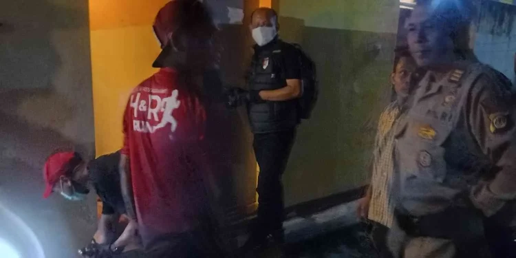 Petugas kepolisian bersama tim relawan dan warga melakukan pemeriksaan di lokasi penemuan seorang karyawan hotel yang meninggal dunia di kamar mandi mes karyawan Hotel R G, Jalan Mangkuyudan, Mantrijeron, Kota Yogyakarta, Kamis (15/1/2026) malam. Kejadian tersebut dilaporkan ke Polsek Mantrijeron untuk penanganan lebih lanjut.