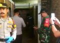 Petugas kepolisian bersama unsur TNI dan tim terkait melakukan pengecekan lokasi di area kamar mandi Objek Wisata Pintu Langit, Dlingo