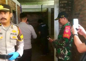 Petugas kepolisian bersama unsur TNI dan tim terkait melakukan pengecekan lokasi di area kamar mandi Objek Wisata Pintu Langit, Dlingo