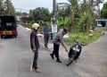 Petugas kepolisian bersama warga melakukan olah tempat kejadian perkara (TKP) kecelakaan lalu lintas di Jalan Kampung Daleman, Dusun Bajang Glondong, Gilangharjo, Pandak, Bantul, Kamis (15/1/2026). Sepeda motor Honda Astrea tampak mengalami kerusakan usai bertabrakan dengan mobil Honda Jazz, mengakibatkan satu pengendara perempuan mengalami patah tulang dan dirawat di rumah sakit.