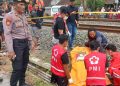 Petugas kepolisian dan medis melakukan evakuasi korban tertemper kereta api di Bantul