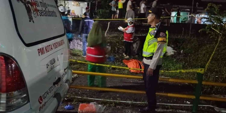 Petugas kepolisian dan relawan PMI melakukan penanganan serta pengamanan lokasi kejadian usai insiden tertemper KA Turangga di kawasan perlintasan Banguntapan, Bantul, Senin (26/1/2026) malam.