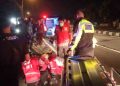 Petugas kepolisian dan tim medis mengevakuasi korban kecelakaan lalu lintas di Jalan Magelang Km 16,5, tepatnya di Jembatan Cungkuk, Kapanewon Tempel