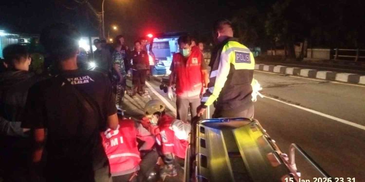Petugas kepolisian dan tim medis mengevakuasi korban kecelakaan lalu lintas di Jalan Magelang Km 16,5, tepatnya di Jembatan Cungkuk, Kapanewon Tempel
