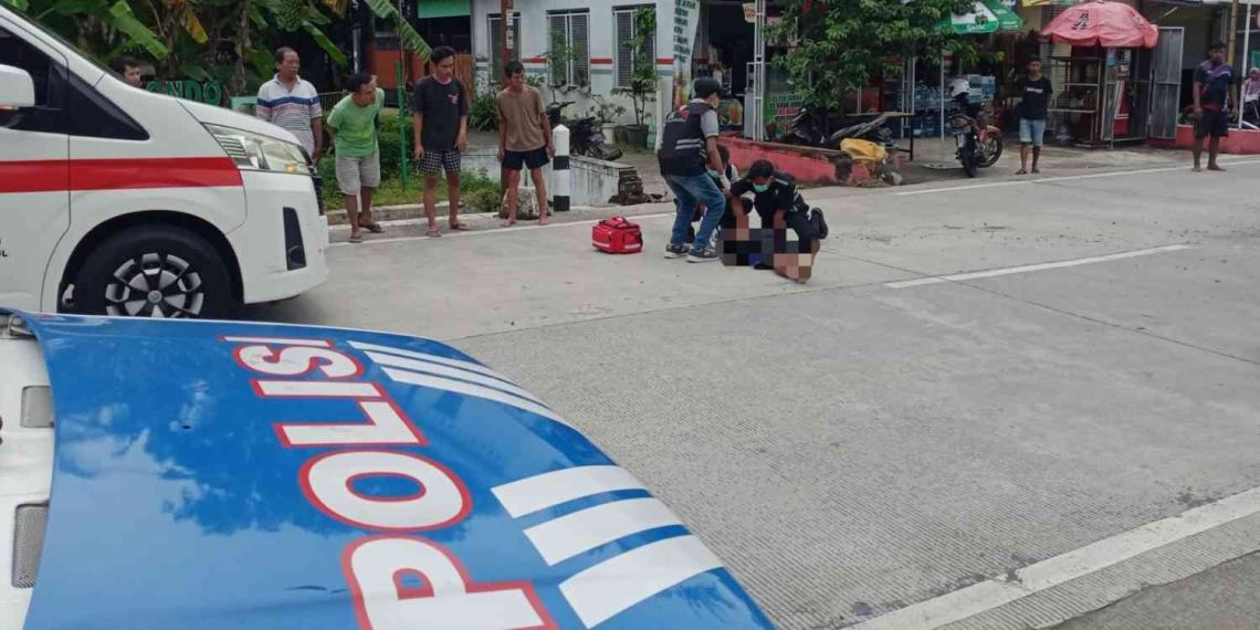 Petugas kepolisian dan tim medis mengevakuasi korban kecelakaan lalu lintas di Jalan Umum Pandansimo, Dusun Talkondo, Poncosari, Srandakan, Bantul, Kamis (22/1/2026).