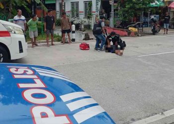Petugas kepolisian dan tim medis mengevakuasi korban kecelakaan lalu lintas di Jalan Umum Pandansimo, Dusun Talkondo, Poncosari, Srandakan, Bantul, Kamis (22/1/2026).
