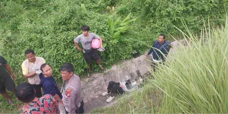 Petugas kepolisian dan warga mengevakuasi pengendara sepeda motor yang terjatuh ke jurang sedalam sekitar enam meter usai menabrak mobil di Jalan Yogya–Wonosari, dekat Pasar Wage, Piyungan, Bantul, Rabu (21/1/2026).