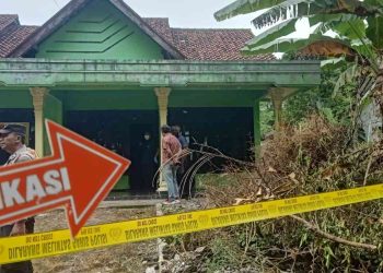 Petugas kepolisian melakukan identifikasi di lokasi dugaan penganiayaan di Karangwuni, Kapanewon Wates, Kabupaten Kulon Progo, Kamis (22/1/2026). Garis polisi dipasang untuk kepentingan penyelidikan lebih lanjut.