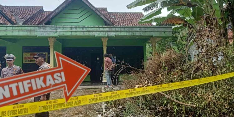 Petugas kepolisian melakukan identifikasi di lokasi dugaan penganiayaan di Karangwuni, Kapanewon Wates, Kabupaten Kulon Progo, Kamis (22/1/2026). Garis polisi dipasang untuk kepentingan penyelidikan lebih lanjut.
