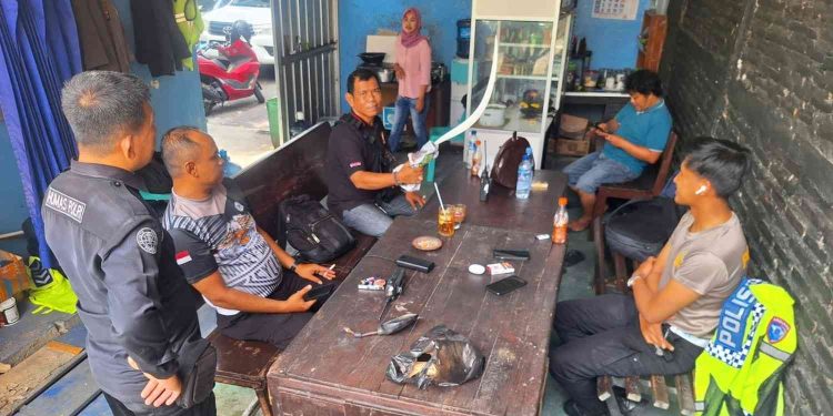 Petugas kepolisian melakukan klarifikasi dan pengamanan barang temuan di sebuah lokasi, usai menerima laporan warga terkait penemuan senjata tajam di kawasan Kotabaru, Yogyakarta, Kamis (8/1/2026).