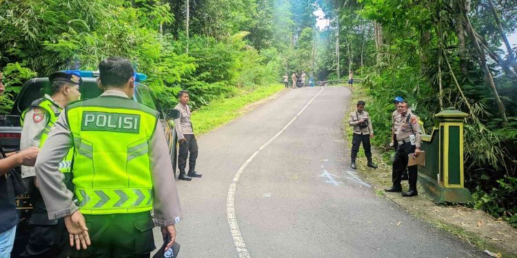 Petugas kepolisian melakukan olah tempat kejadian perkara (TKP) di ruas Jalan Tegalsari–Klepu, Turunan Sokomoyo, Girimulyo, Kulon Progo, lokasi kecelakaan lalu lintas tunggal yang menewaskan dua pemuda pada Senin (26/1/2026).