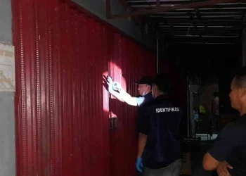 Petugas kepolisian melakukan olah tempat kejadian perkara (TKP) di ruko warung makan Bakmi Jawa dan Lesehan Pecel Lele, Jalan KH. Wahid Hasyim, Palbapang, Bantul, Minggu (18/1/2026). Lokasi tersebut menjadi sasaran pencurian dengan pemberatan yang mengakibatkan hilangnya 16 tabung gas elpiji 3 kilogram dengan total kerugian sekitar Rp2,4 juta.