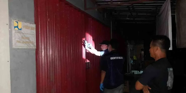 Petugas kepolisian melakukan olah tempat kejadian perkara (TKP) di ruko warung makan Bakmi Jawa dan Lesehan Pecel Lele, Jalan KH. Wahid Hasyim, Palbapang, Bantul, Minggu (18/1/2026). Lokasi tersebut menjadi sasaran pencurian dengan pemberatan yang mengakibatkan hilangnya 16 tabung gas elpiji 3 kilogram dengan total kerugian sekitar Rp2,4 juta.