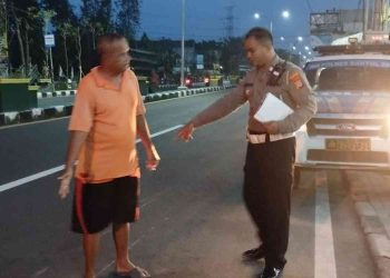 Petugas kepolisian melakukan olah tempat kejadian perkara (TKP) kecelakaan lalu lintas di Jalan Bantul, Sewon, Bantul, Senin (26/1/2026) dini hari.