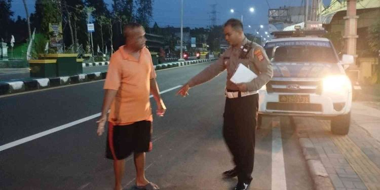 Petugas kepolisian melakukan olah tempat kejadian perkara (TKP) kecelakaan lalu lintas di Jalan Bantul, Sewon, Bantul, Senin (26/1/2026) dini hari.