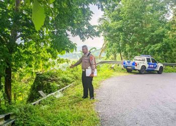 Petugas kepolisian melakukan olah tempat kejadian perkara di Tikungan Secekuk, Kapanewon Girimulyo, Kulon Progo