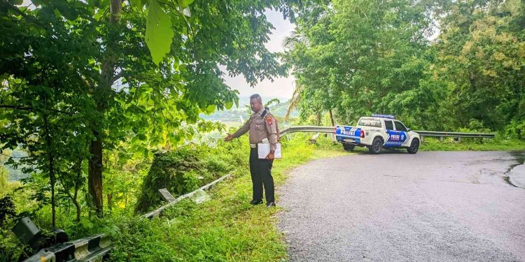 Petugas kepolisian melakukan olah tempat kejadian perkara di Tikungan Secekuk, Kapanewon Girimulyo, Kulon Progo