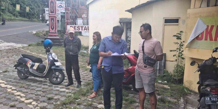 Petugas kepolisian melakukan pendataan dan pemeriksaan awal di lokasi kejadian penganiayaan di depan Resto Bukit Indah, Plesedan, Srimulyo, Piyungan, Bantul, Jumat (16/1/2026). Polisi mengumpulkan keterangan saksi serta mendokumentasikan situasi tempat kejadian perkara sebagai bagian dari proses penyelidikan.