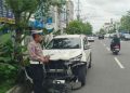 Petugas kepolisian melakukan pengamanan dan pendataan di lokasi kecelakaan lalu lintas yang melibatkan mobil Toyota Rush di Jalan Pangeran Diponegoro, Yogyakarta, Minggu (18/1/2026).
