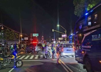 Petugas kepolisian melakukan pengaturan arus lalu lintas dan olah tempat kejadian perkara usai kecelakaan dua minibus di Jalan Yogyakarta–Wates, depan Pasar Baru Sentolo, Kulon Progo, Minggu (11/1/2026) malam. Insiden tersebut menyebabkan sejumlah korban luka dan sempat menimbulkan kepadatan kendaraan di sekitar lokasi.
