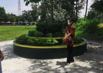 Petugas kepolisian melakukan pengecekan lokasi Lapangan Trirenggo, Desa Bantul, Kecamatan Bantul,