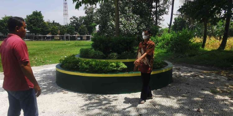 Petugas kepolisian melakukan pengecekan lokasi Lapangan Trirenggo, Desa Bantul, Kecamatan Bantul,