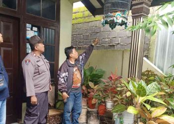 Petugas kepolisian bersama warga melakukan pengecekan lokasi hilangnya burung murai batu di sebuah rumah warga di Dusun Kerto, Pleret, Bantul, Selasa (13/1/2026). Pengecekan dilakukan untuk memastikan titik kejadian dan mengumpulkan keterangan awal guna kepentingan penyelidikan.